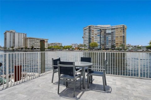 Condo in Hallandale Beach, Florida, 2 bedrooms  № 2412288 - photo 27