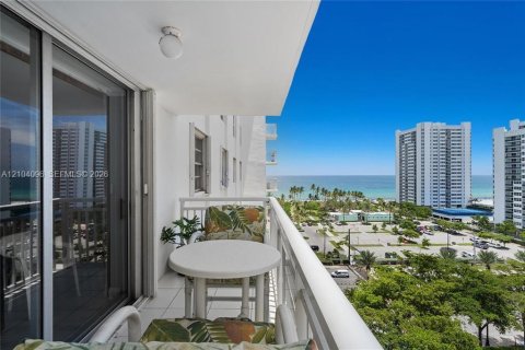 Condo in Hallandale Beach, Florida, 2 bedrooms  № 2412288 - photo 19