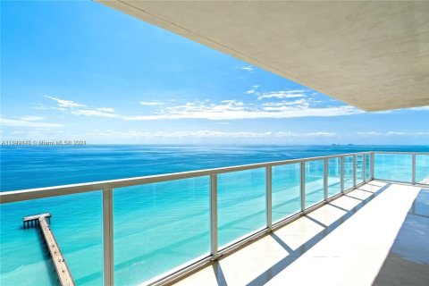 Condo in Sunny Isles Beach, Florida, 2 bedrooms  № 1811220 - photo 1