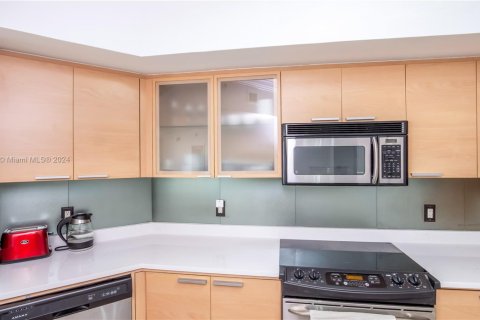 Condo in Sunny Isles Beach, Florida, 2 bedrooms  № 1811220 - photo 17