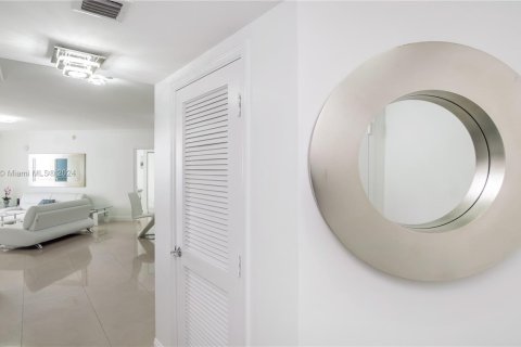 Condo in Sunny Isles Beach, Florida, 2 bedrooms  № 1811220 - photo 10