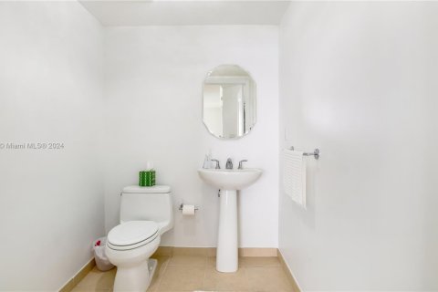 Condo in Sunny Isles Beach, Florida, 2 bedrooms  № 1811220 - photo 24