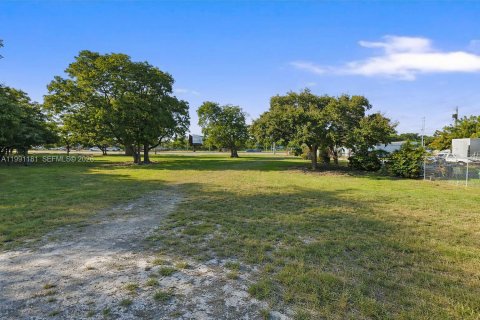 Купить коммерческую недвижимость в Майами, Флорида № 2063064 - фото 16