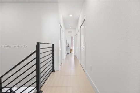 Touwnhouse à vendre à Miami, Floride: 3 chambres, 164.99 m2 № 1976782 - photo 16