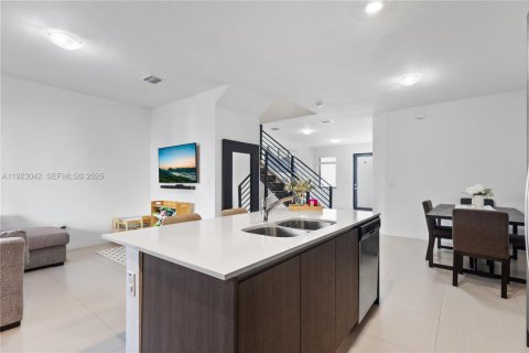 Touwnhouse à vendre à Miami, Floride: 3 chambres, 164.99 m2 № 1976782 - photo 12