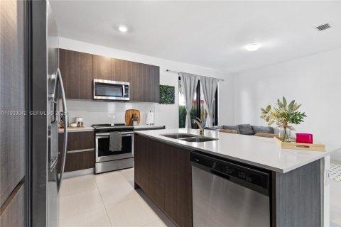 Touwnhouse à vendre à Miami, Floride: 3 chambres, 164.99 m2 № 1976782 - photo 11