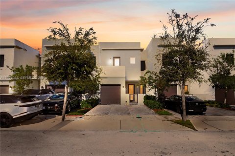 Touwnhouse à vendre à Miami, Floride: 3 chambres, 164.99 m2 № 1976782 - photo 1