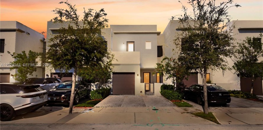 Touwnhouse à Miami, Floride 3 chambres, 164.99 m2 № 1976782