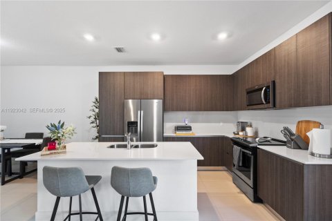 Touwnhouse à vendre à Miami, Floride: 3 chambres, 164.99 m2 № 1976782 - photo 5