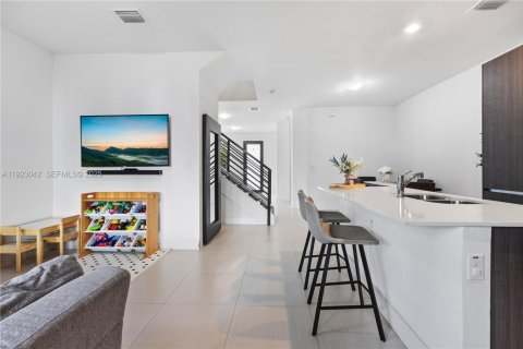 Touwnhouse à vendre à Miami, Floride: 3 chambres, 164.99 m2 № 1976782 - photo 8