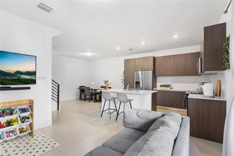 Touwnhouse à vendre à Miami, Floride: 3 chambres, 164.99 m2 № 1976782 - photo 13