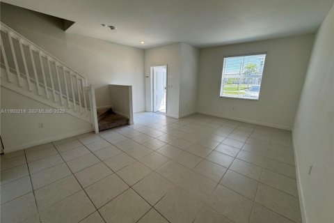 Casa en alquiler en Miami, Florida, 3 dormitorios, 143.53 m2 № 2055437 - foto 3