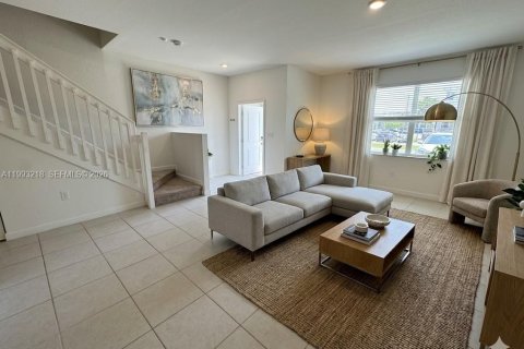 Casa en alquiler en Miami, Florida, 3 dormitorios, 143.53 m2 № 2055437 - foto 2