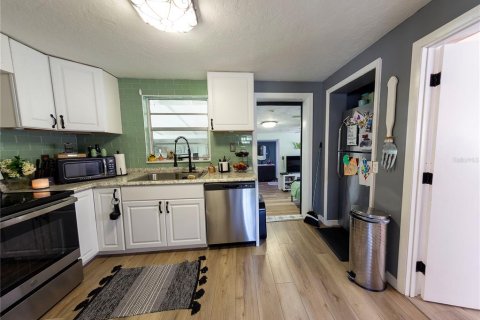 House in Edgewater, Florida 4 bedrooms, 111.48 sq.m. № 1853904 - photo 8