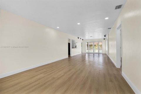 Villa ou maison à vendre à Miami, Floride: 3 chambres, 136.38 m2 № 1975964 - photo 11