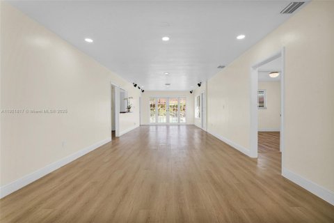 Villa ou maison à vendre à Miami, Floride: 3 chambres, 136.38 m2 № 1975964 - photo 8