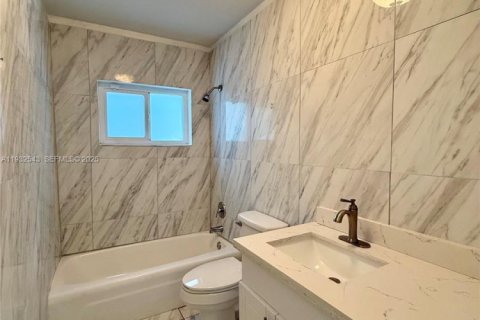 Купить виллу или дом в Лодердейл-Лейкс, Флорида 2 спальни, 120.31м2, № 1992016 - фото 17