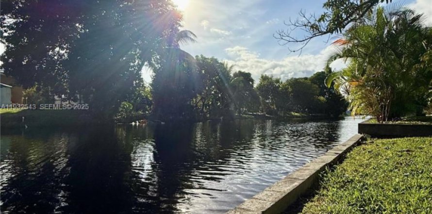 Дом в Лодердейл-Лейкс, Флорида 2 спальни, 120.31м2 № 1992016