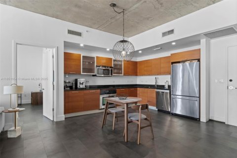Condo in Miami, Florida, 2 bedrooms  № 1855274 - photo 9