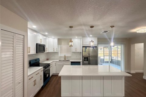 House in Lutz, Florida 3 bedrooms, 112.78 sq.m. № 2232512 - photo 9
