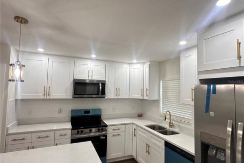 House in Lutz, Florida 3 bedrooms, 112.78 sq.m. № 2232512 - photo 13