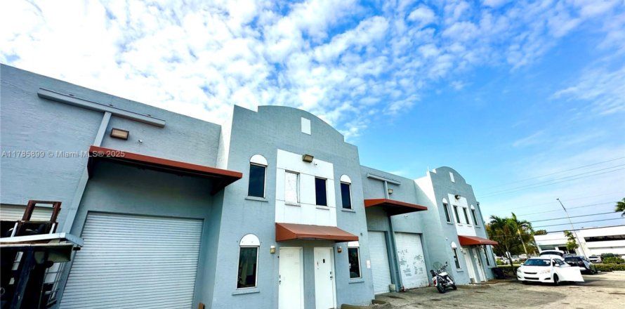 Immobilier commercial à Opa-locka, Floride № 1960627