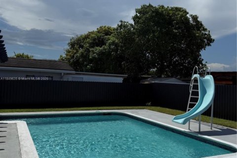Casa en venta en Sweetwater, Florida, 4 dormitorios, 157.47 m2 № 1857472 - foto 3