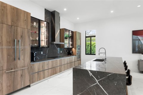 Casa en venta en Miami, Florida, 5 dormitorios, 373.19 m2 № 2065068 - foto 9