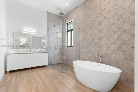 Casa en venta en Miami, Florida, 5 dormitorios, 373.19 m2 № 2065068 - foto 22