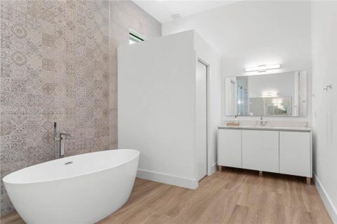 Casa en venta en Miami, Florida, 5 dormitorios, 373.19 m2 № 2065068 - foto 23