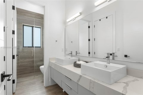 Casa en venta en Miami, Florida, 5 dormitorios, 373.19 m2 № 2065068 - foto 28