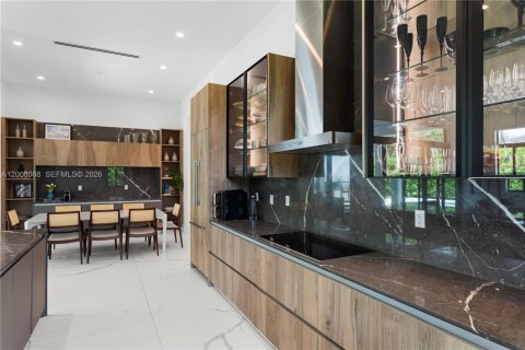 Casa en venta en Miami, Florida, 5 dormitorios, 373.19 m2 № 2065068 - foto 11