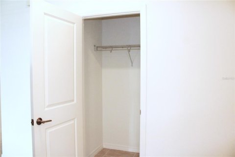 House in Edgewater, Florida 4 bedrooms, 195.65 sq.m. № 1916191 - photo 13