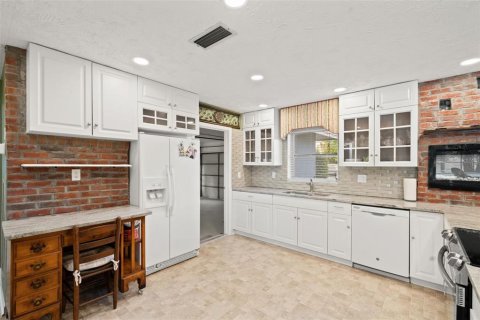 House in Spring Hill, Florida 3 bedrooms, 128.86 sq.m. № 2428766 - photo 8