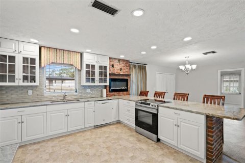 House in Spring Hill, Florida 3 bedrooms, 128.86 sq.m. № 2428766 - photo 9