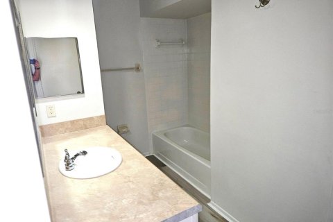 House in Palm Harbor, Florida 3 bedrooms, 123 sq.m. № 1910022 - photo 8