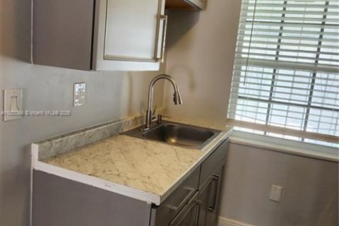 Commercial property in Miami, Florida 154.96 sq.m. № 1932445 - photo 25