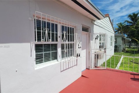 Commercial property in Miami, Florida 154.96 sq.m. № 1932445 - photo 18