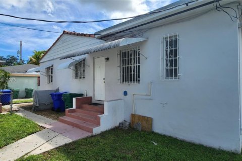 Commercial property in Miami, Florida 154.96 sq.m. № 1932445 - photo 9