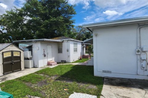Commercial property in Miami, Florida 154.96 sq.m. № 1932445 - photo 14