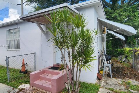 Commercial property in Miami, Florida 154.96 sq.m. № 1932445 - photo 8