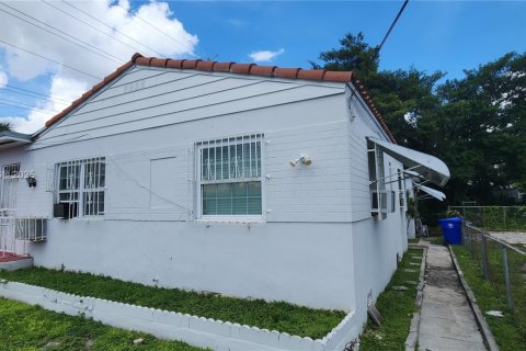 Commercial property in Miami, Florida 154.96 sq.m. № 1932445 - photo 12