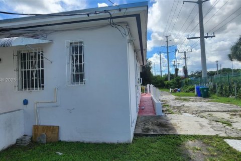 Commercial property in Miami, Florida 154.96 sq.m. № 1932445 - photo 15