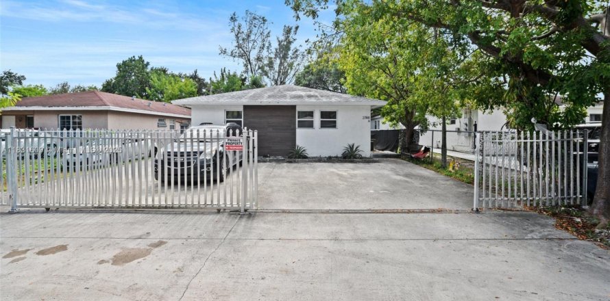 Propiedad comercial en Miami, Florida 206.8 m2 № 1934483
