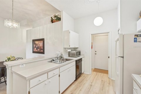 Condo in Sun City Center, Florida, 2 bedrooms  № 1533749 - photo 14