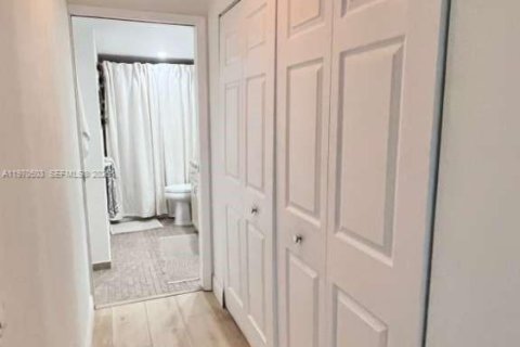 Condominio en venta en Sunrise, Florida, 1 dormitorio, 69.31 m2 № 2031145 - foto 15