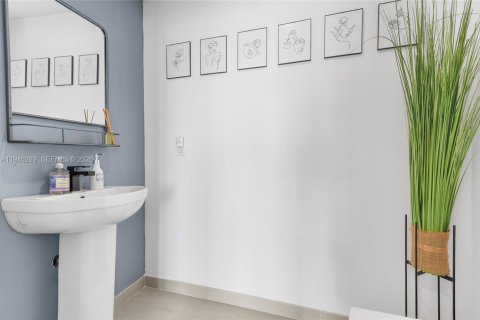 Condominio en venta en Miami, Florida, 1 dormitorio, 100.15 m2 № 2002593 - foto 4