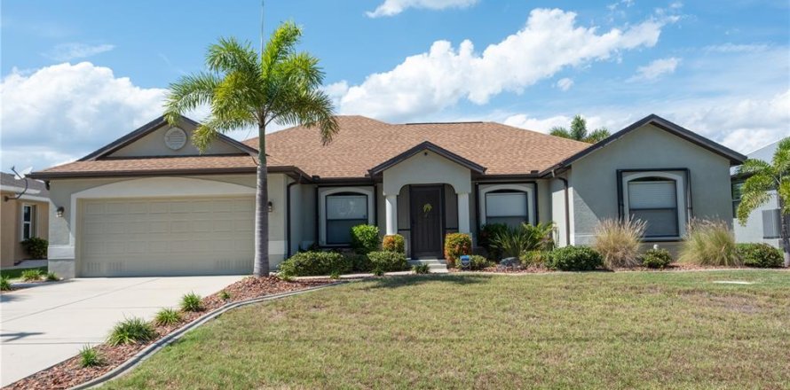 House in Port Charlotte, Florida 3 bedrooms, 198.72 sq.m. № 2103024