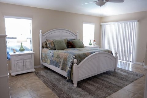 House in Port Charlotte, Florida 3 bedrooms, 198.72 sq.m. № 2103024 - photo 17