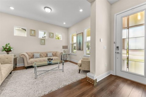 House in Orlando, Florida 5 bedrooms, 373 sq.m. № 2211941 - photo 16